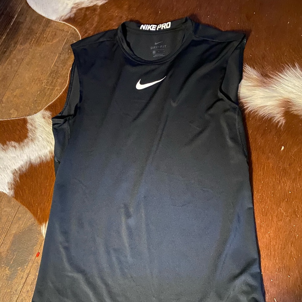 Nike pro cut off shirt